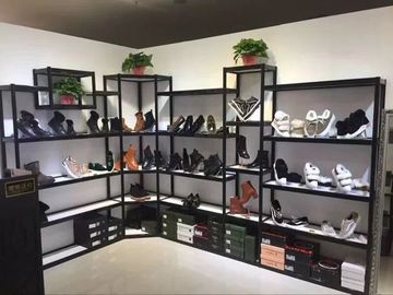 चीन सरल लोकप्रिय धातु खुदरा जूता अलमारियों स्टैंड शोकेस अनुकूलित डिजाइन आपूर्तिकर्ता