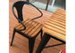 साधारण आधुनिक ठोस लकड़ी के आउटडोर फर्नीचर बालकनी टेबल कुर्सी आराम कैफे बार के लिए सेट करें आपूर्तिकर्ता
